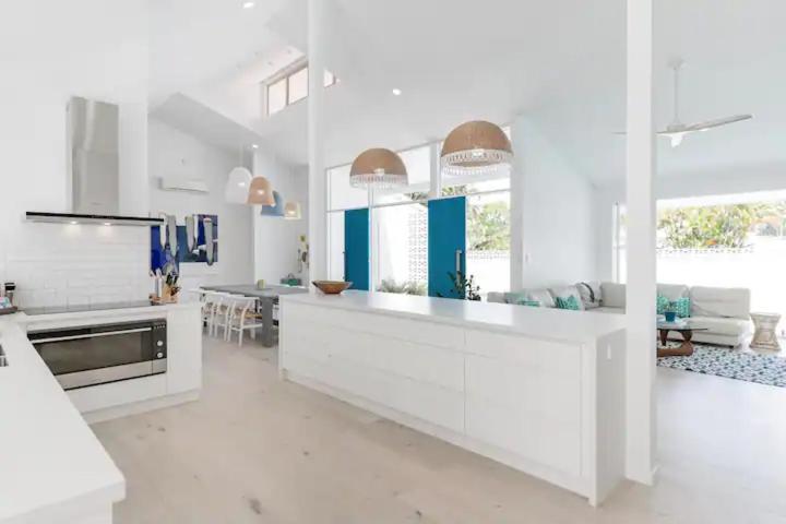 Poinciana House—luxury Retreat Close To