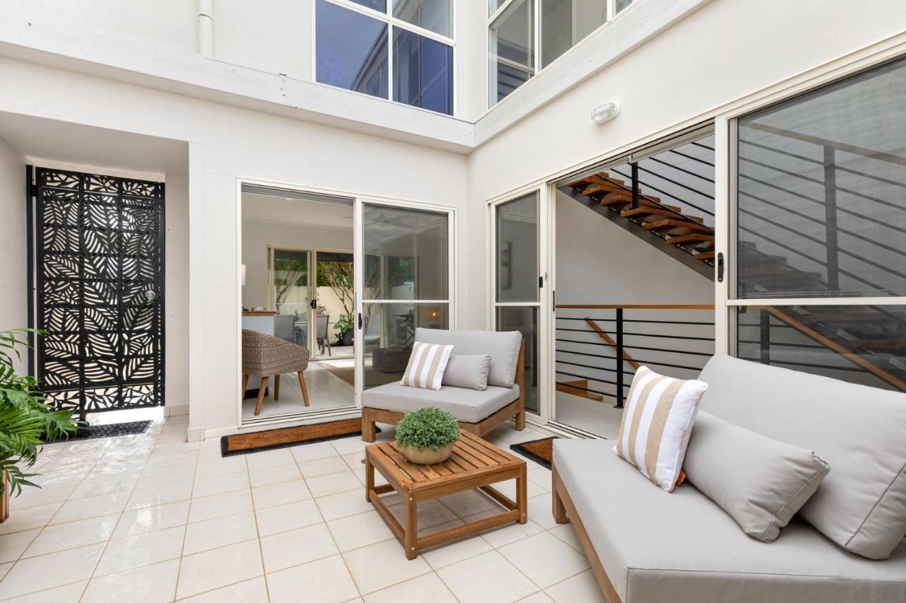 5 The Courtyards Townhouse Close To And Shops Apartment *