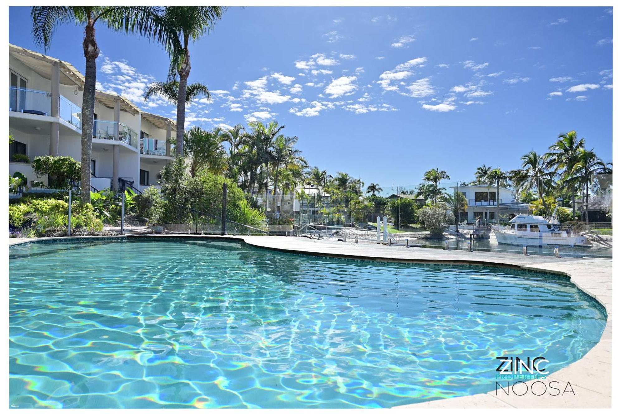 St Tropez 10 *