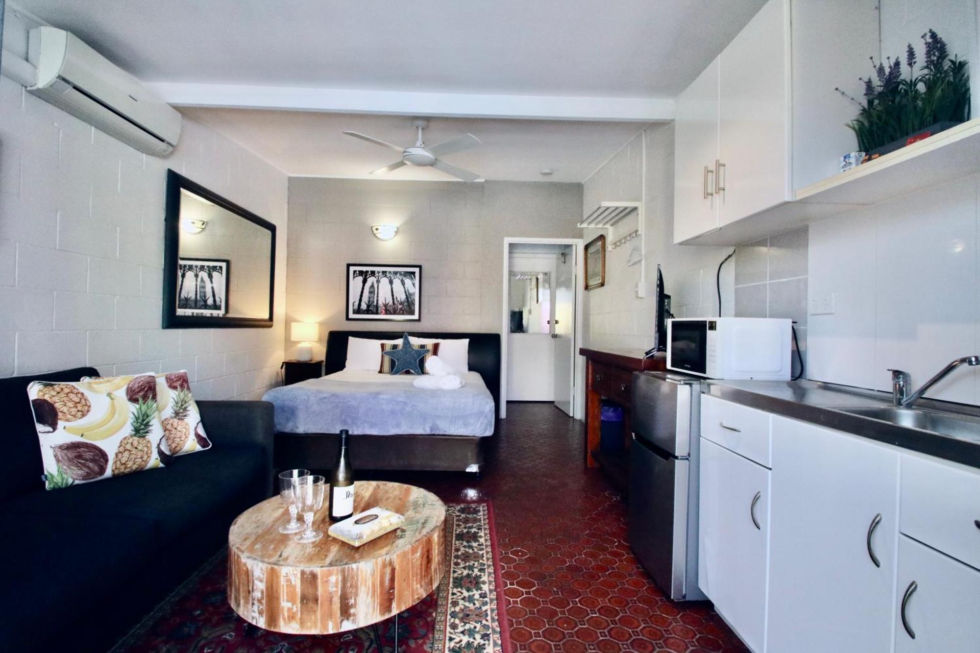 Hideaway Noosa Men Only Beach Resort 3*