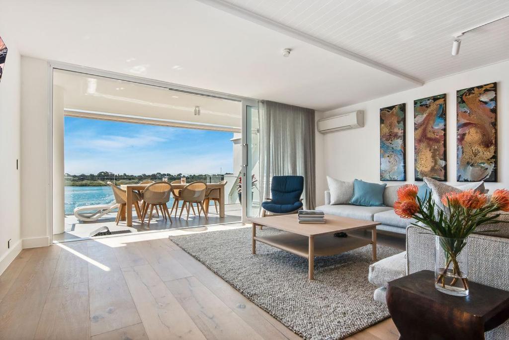 Quays Waterfront Apartment *