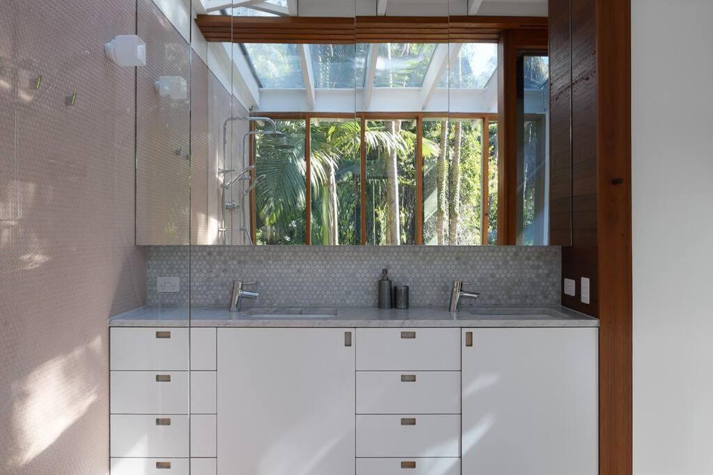 Surf Poet, Unique Rainforest Retreat Luxury Noosa Heads