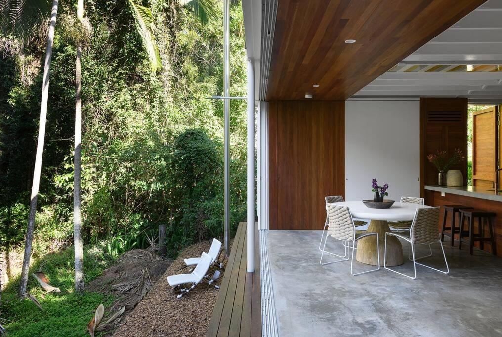 Surf Poet, Unique Rainforest Retreat Luxury Holiday home Noosa Heads