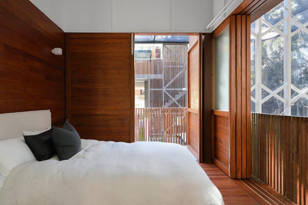 Holiday home Surf Poet, Unique Rainforest Retreat Luxury Noosa Heads