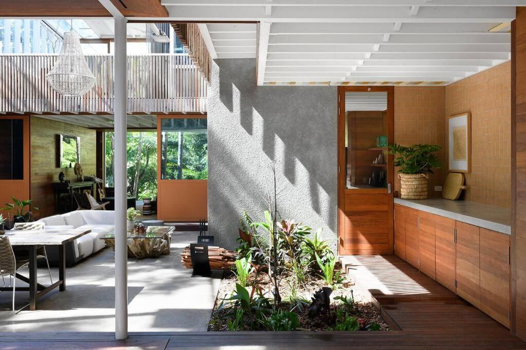 Surf Poet, Unique Rainforest Retreat Luxury Holiday home Noosa Heads