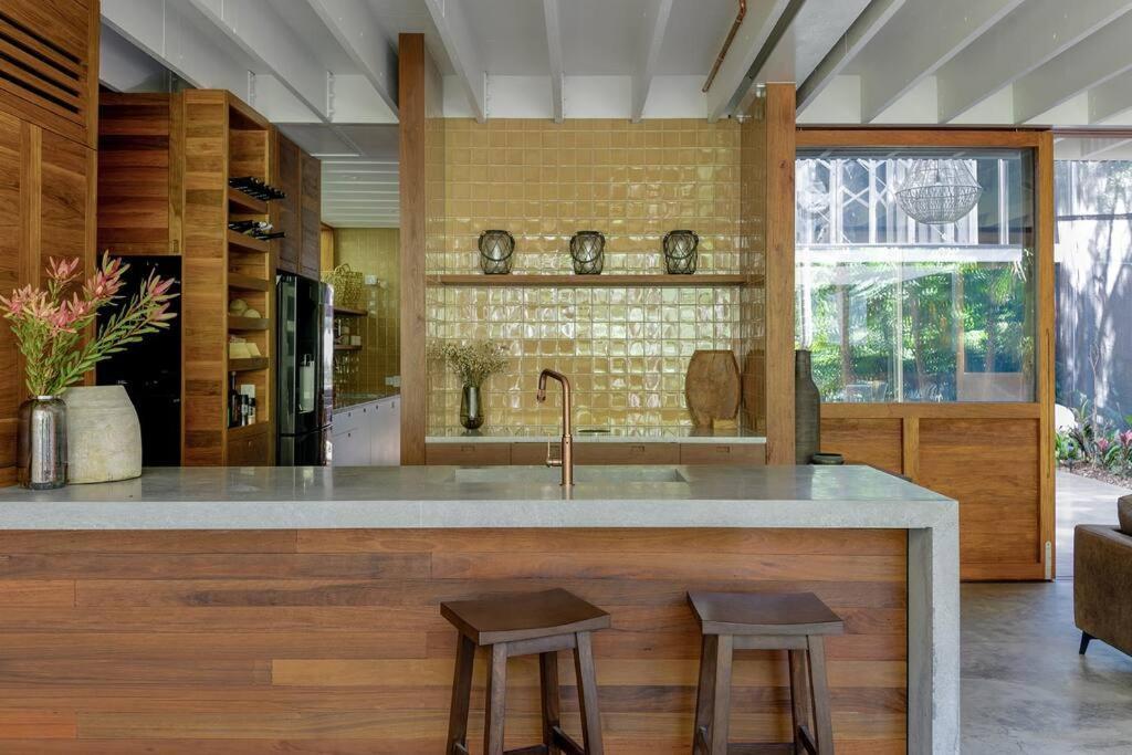Surf Poet, Unique Rainforest Retreat Luxury Holiday home Noosa Heads