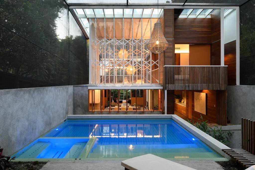 Surf Poet, Unique Rainforest Retreat Luxury Holiday home Noosa Heads