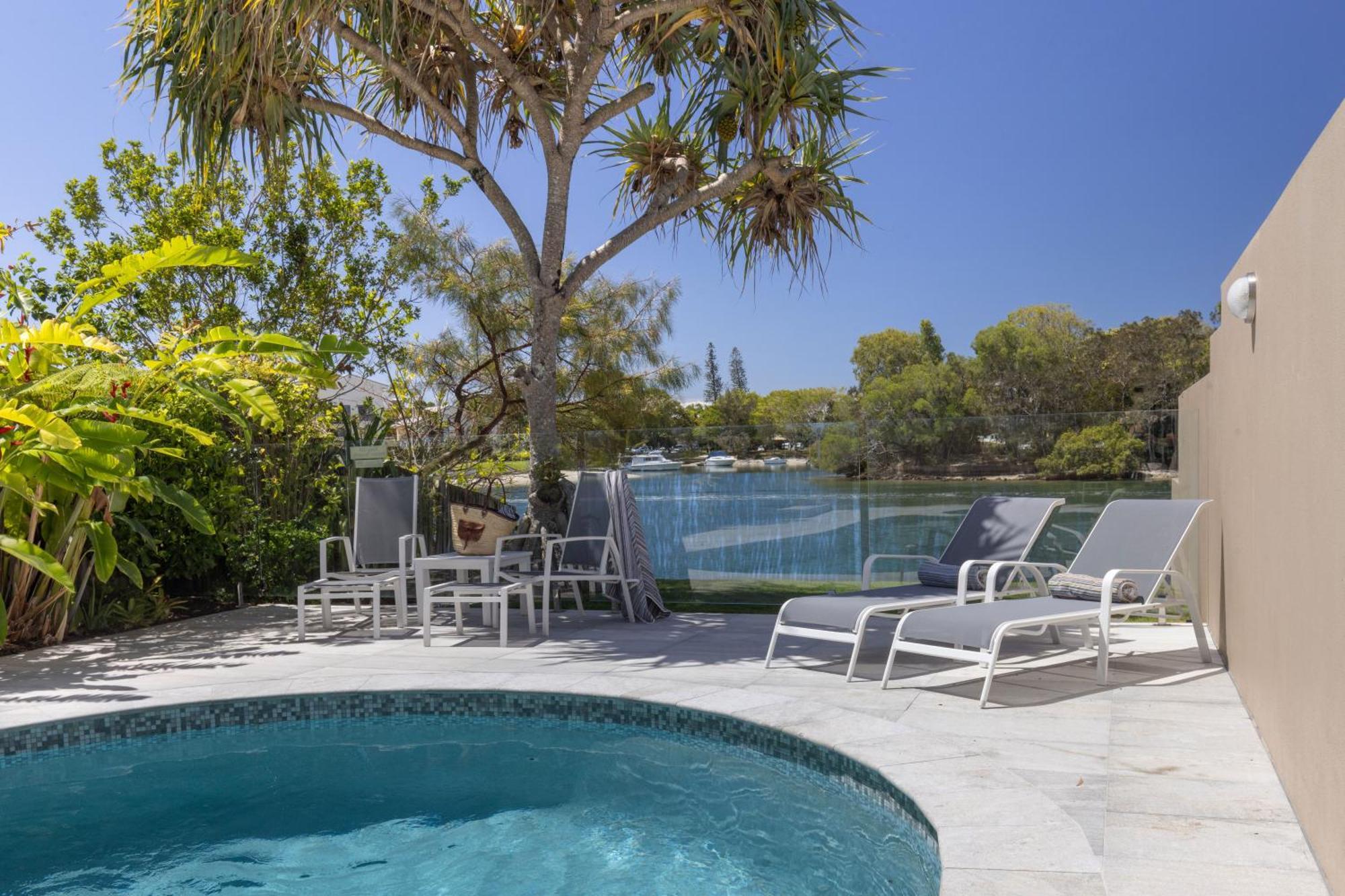 Apartment Riverfront Luxury, Poolside, Near Hastings *