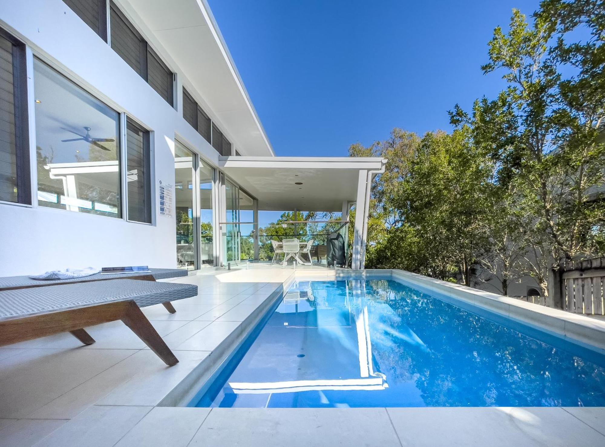 Stunning Views, Private Pool Near Hastings St *