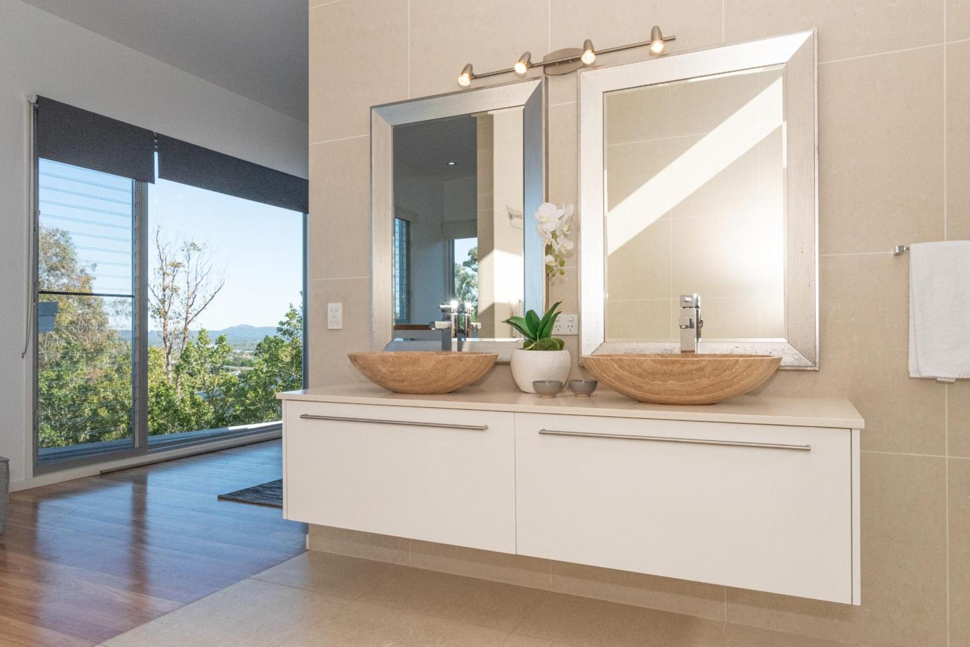 Stunning Views, Private Pool Near Hastings St * Noosa Heads