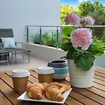 Sunshine Beach Retreat - 3 Bedroom Family Apartment - Wifi - Netflix - 2 Cars
