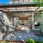 Stylish Townhouse, Private Courtyard Walk To Beach