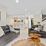 Tropical Retreat In 2 Bedroom Townhouse