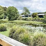 Bright And Spacious Noosa Pad With Pool