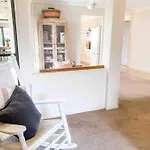 Bright And Spacious Noosa Pad With Pool
