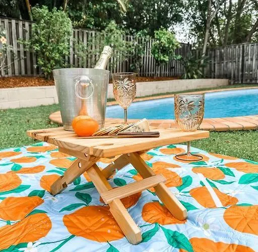 Bright And Spacious Noosa Pad With Pool