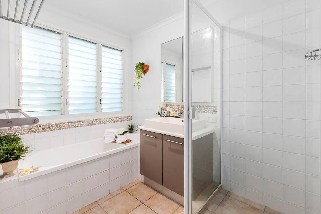 Apartment Hidden Oasis - Relaxing Getaway - Private Guest Pool Sunshine Beach