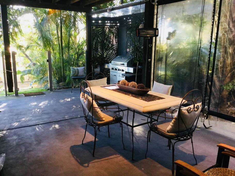Hidden Oasis - Relaxing Getaway - Private Guest Pool Apartment Sunshine Beach