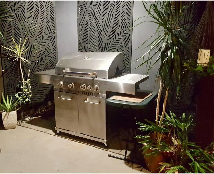 Hidden Oasis - Relaxing Getaway - Private Guest Pool Apartment Sunshine Beach