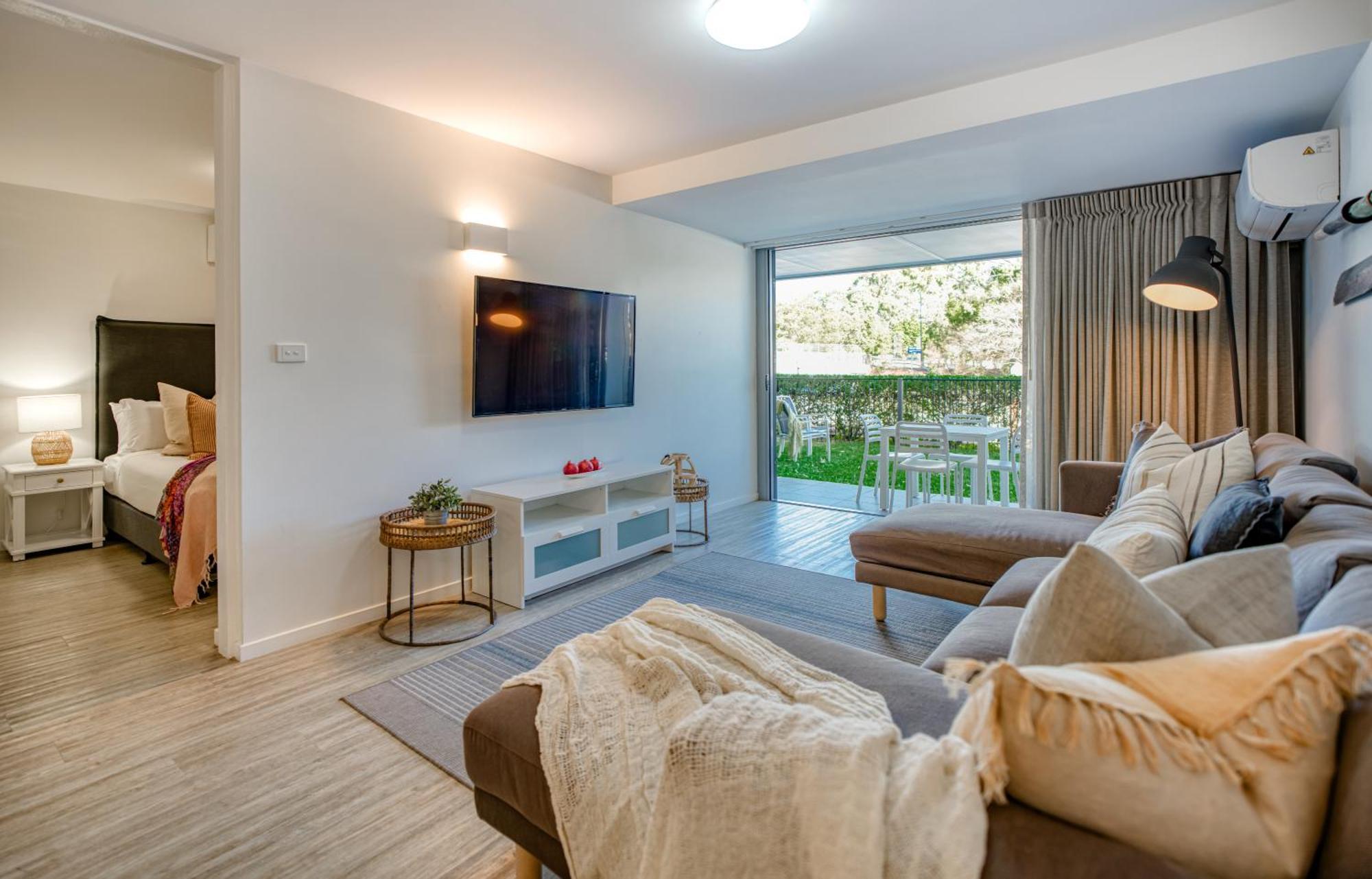 Jacaranda 4*