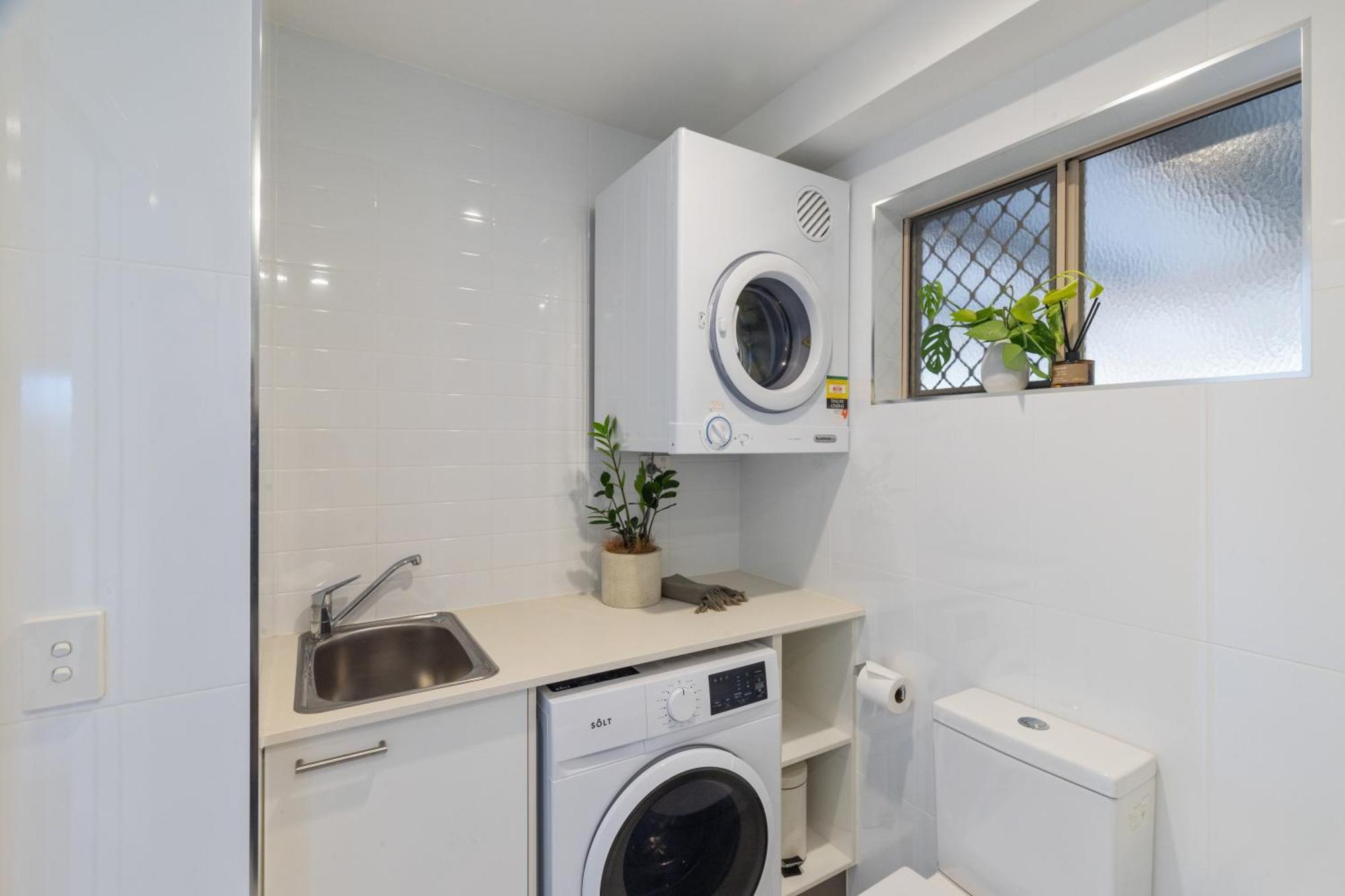 Riverfront Luxury, Poolside, Near Hastings * Noosa Heads