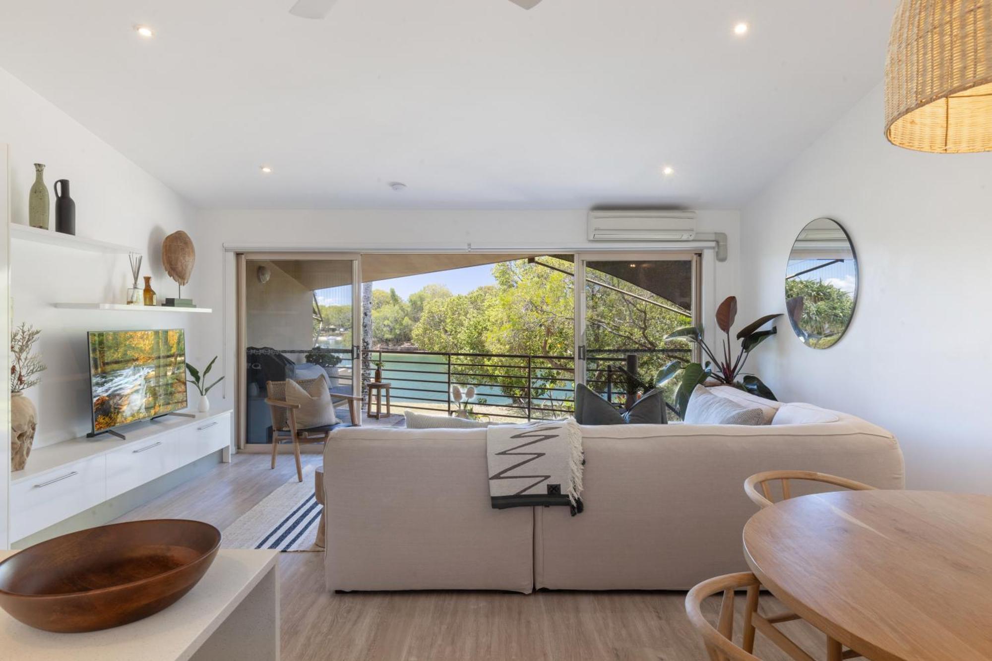 Apartment Riverfront Luxury, Poolside, Near Hastings