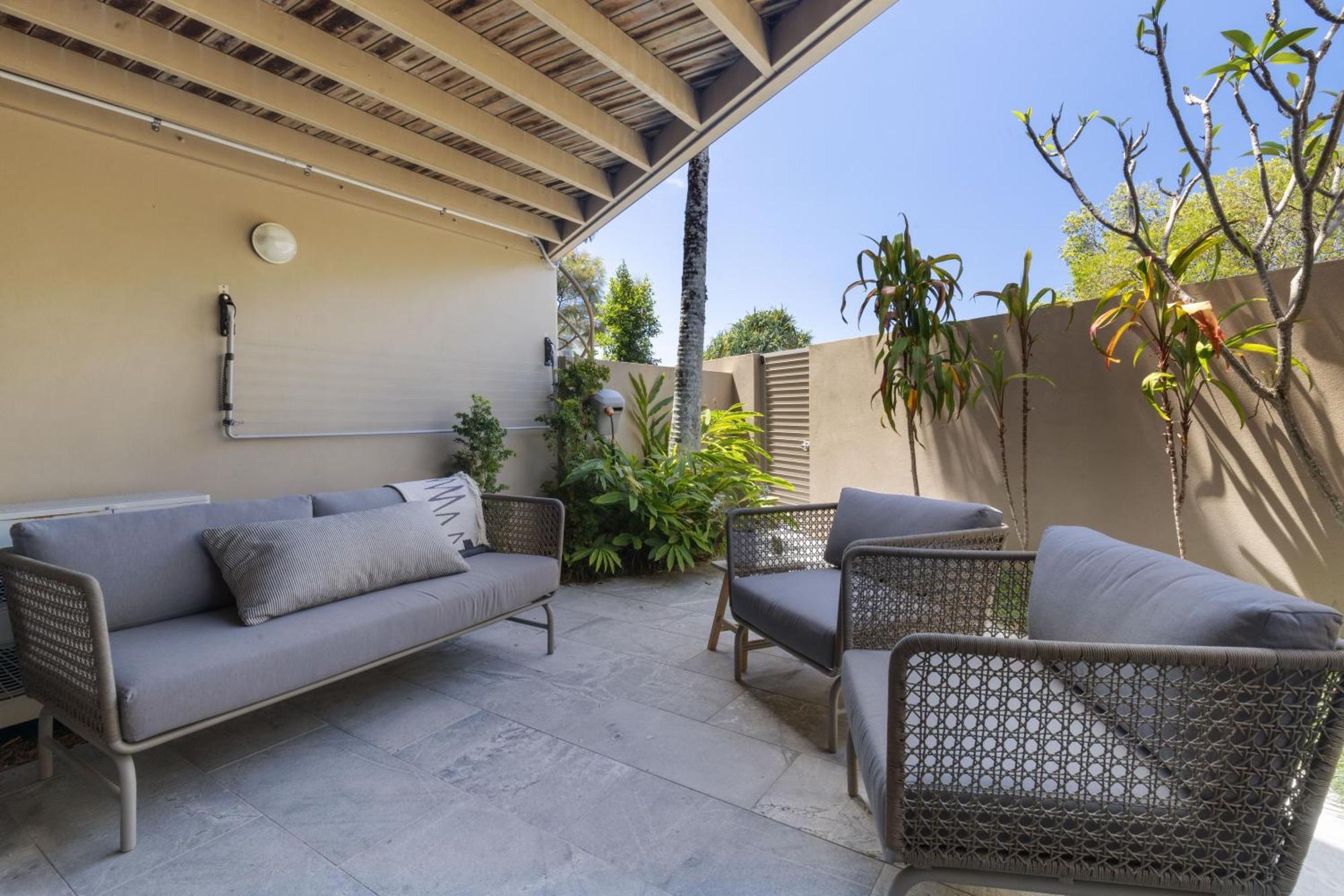 Riverfront Luxury, Poolside, Near Hastings Apartment *