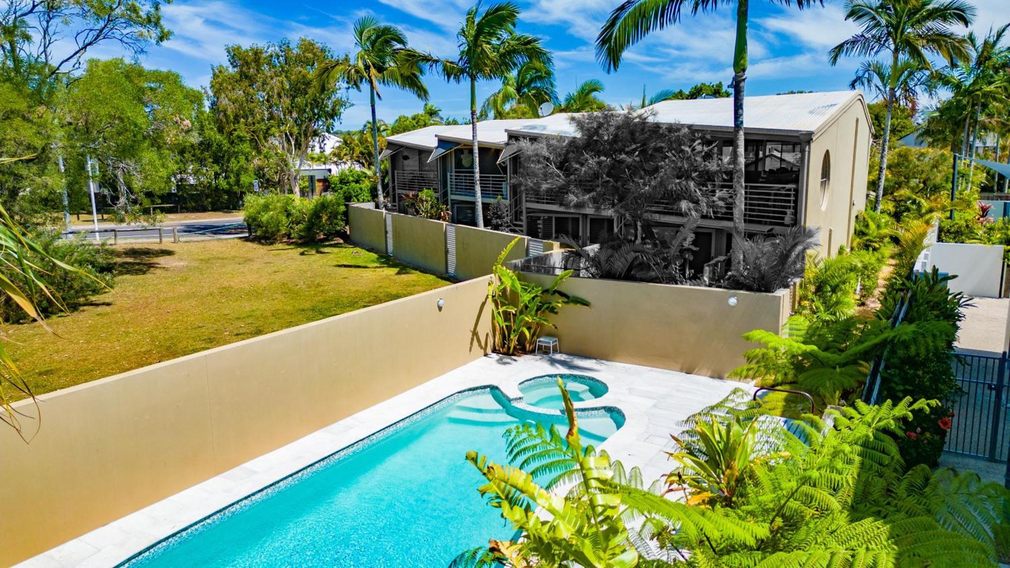 Riverfront Luxury, Poolside, Near Hastings Apartment