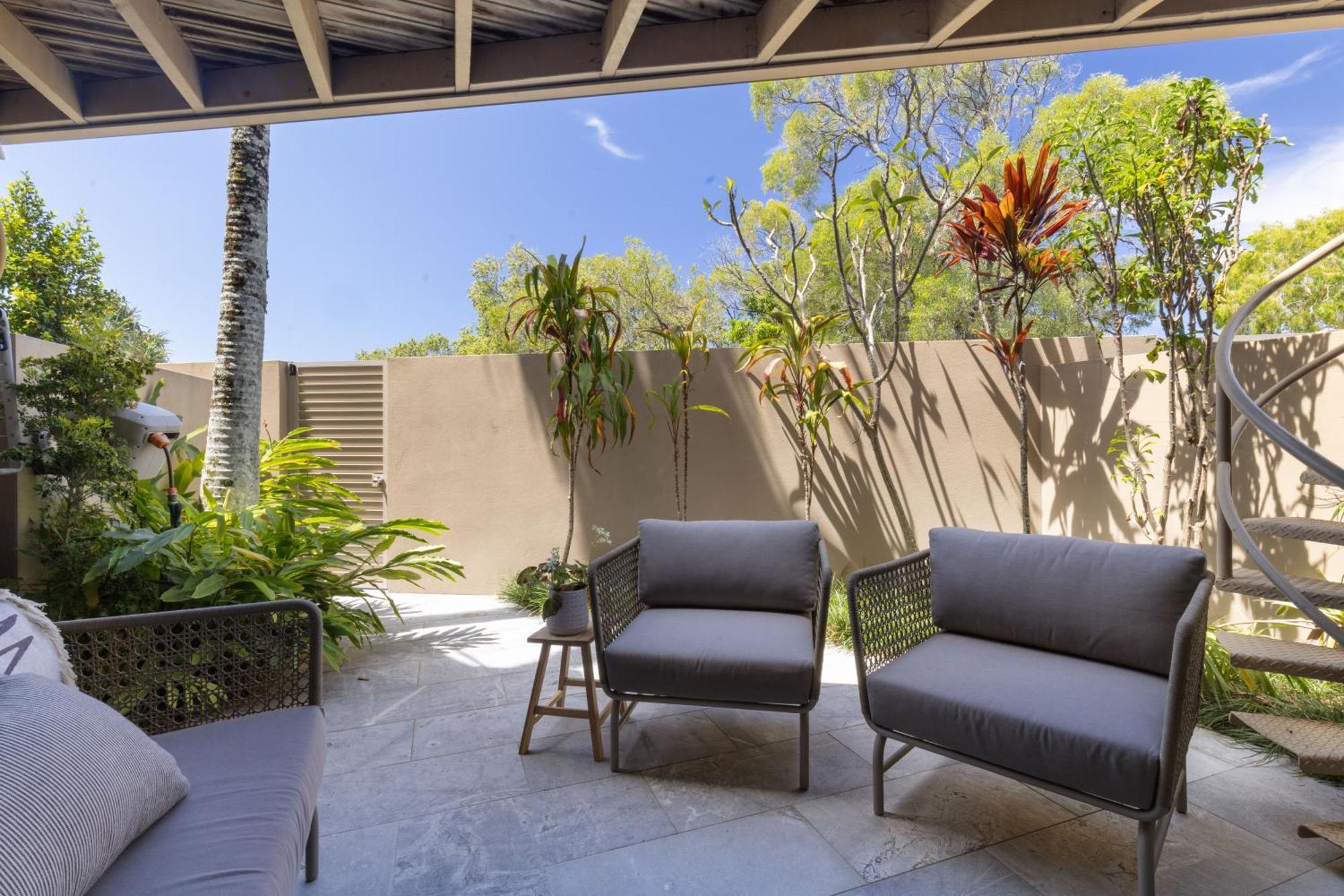 Apartment Riverfront Luxury, Poolside, Near Hastings *
