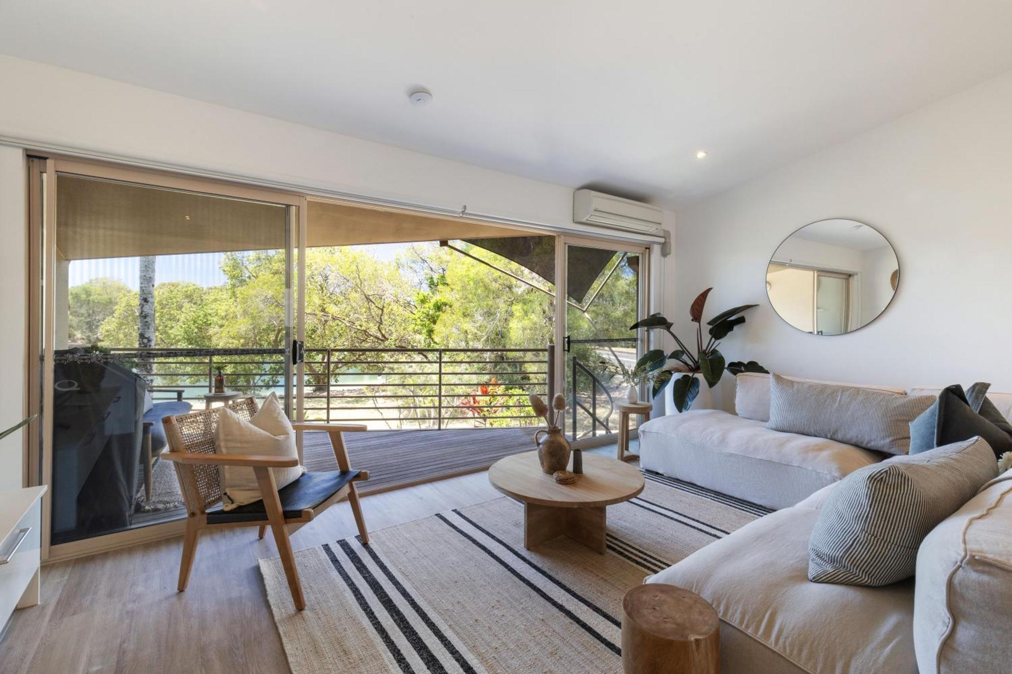 Riverfront Luxury, Poolside, Near Hastings * Noosa Heads