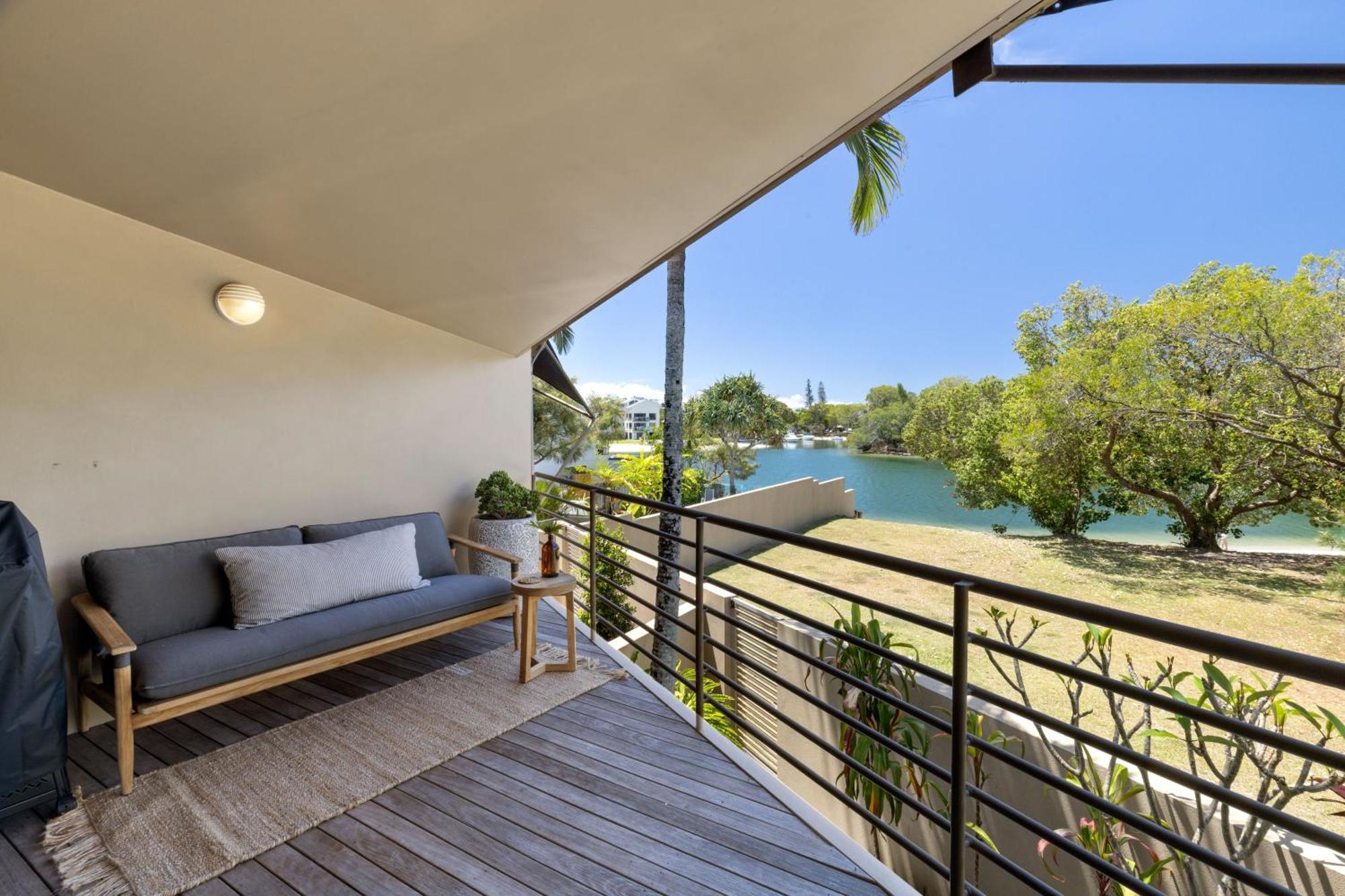 Riverfront Luxury, Poolside, Near Hastings Apartment *