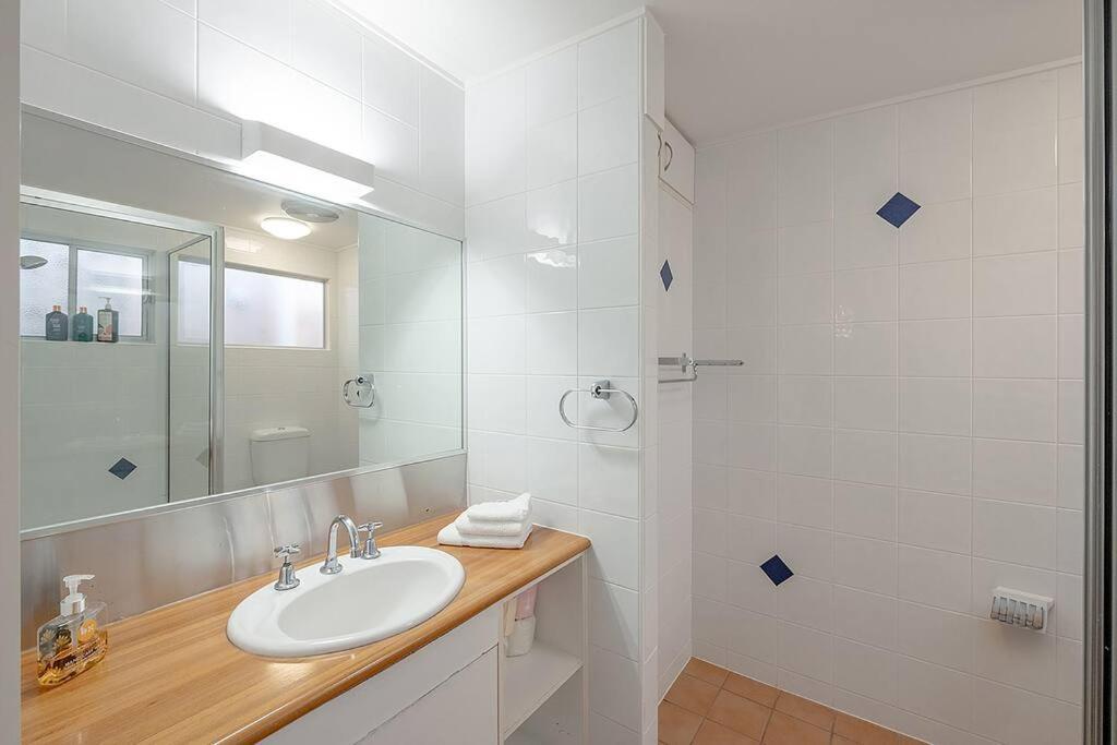 Apartment Serenity By The Sea 2-bd Ocean Glimpse, 200m Noosa Heads