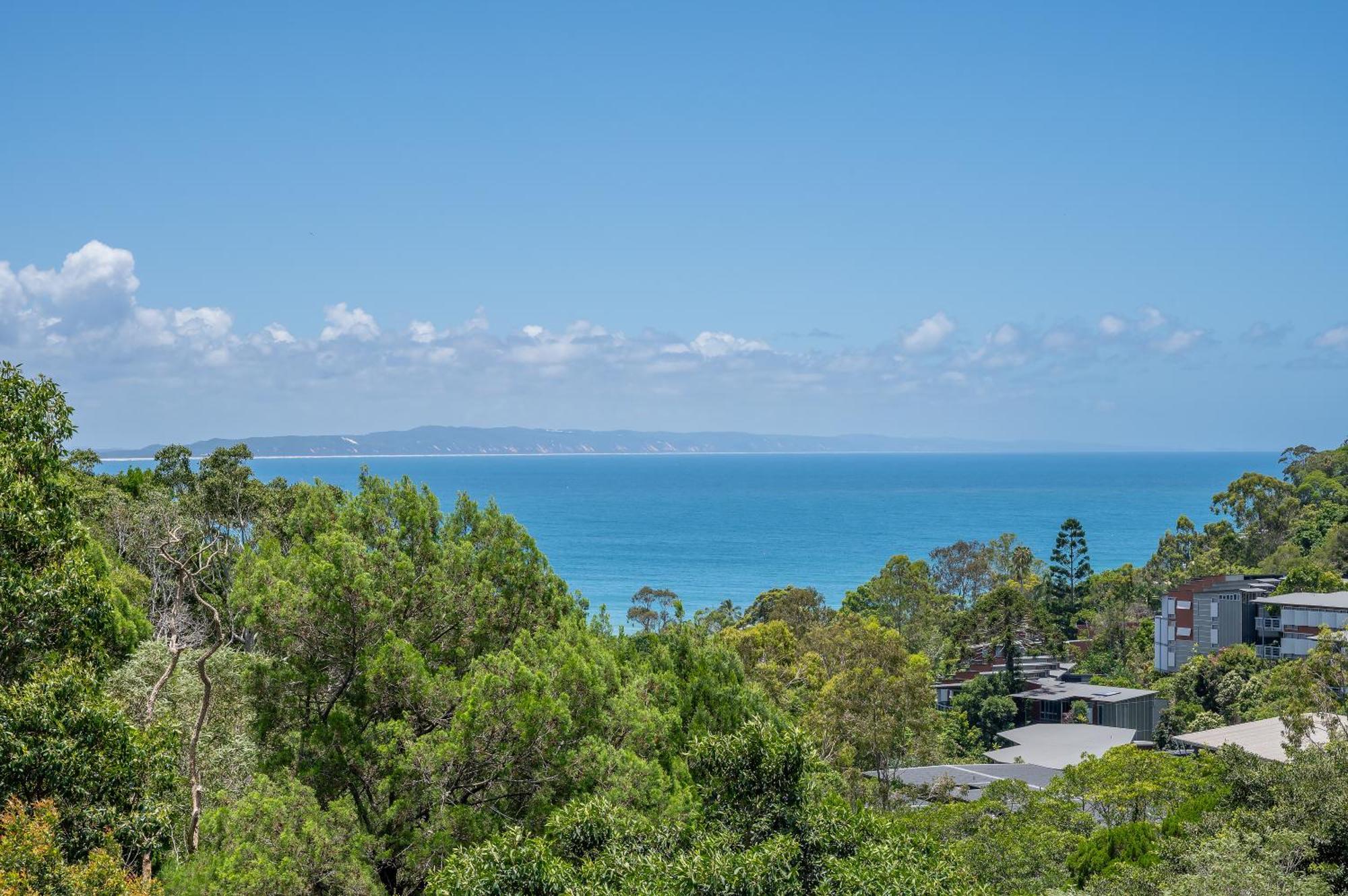 Hilltop Ocean Views, Holiday home Noosa Heads
