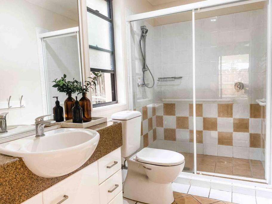 Bright And Spacious Noosa Pad With Pool Holiday home *