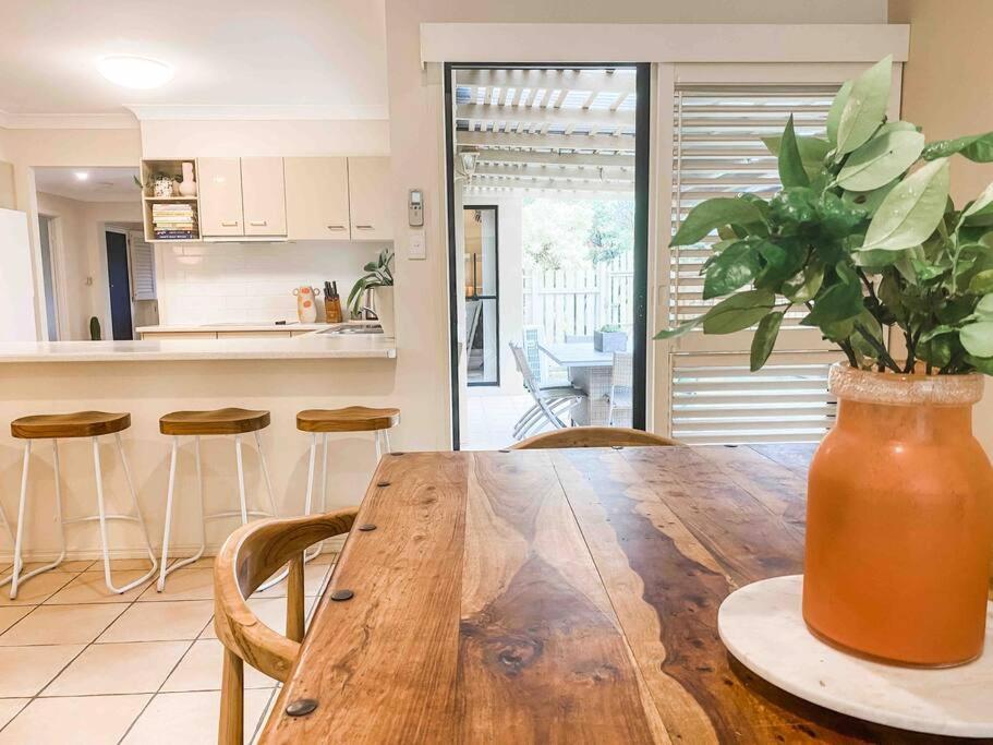 Bright And Spacious Noosa Pad With Pool