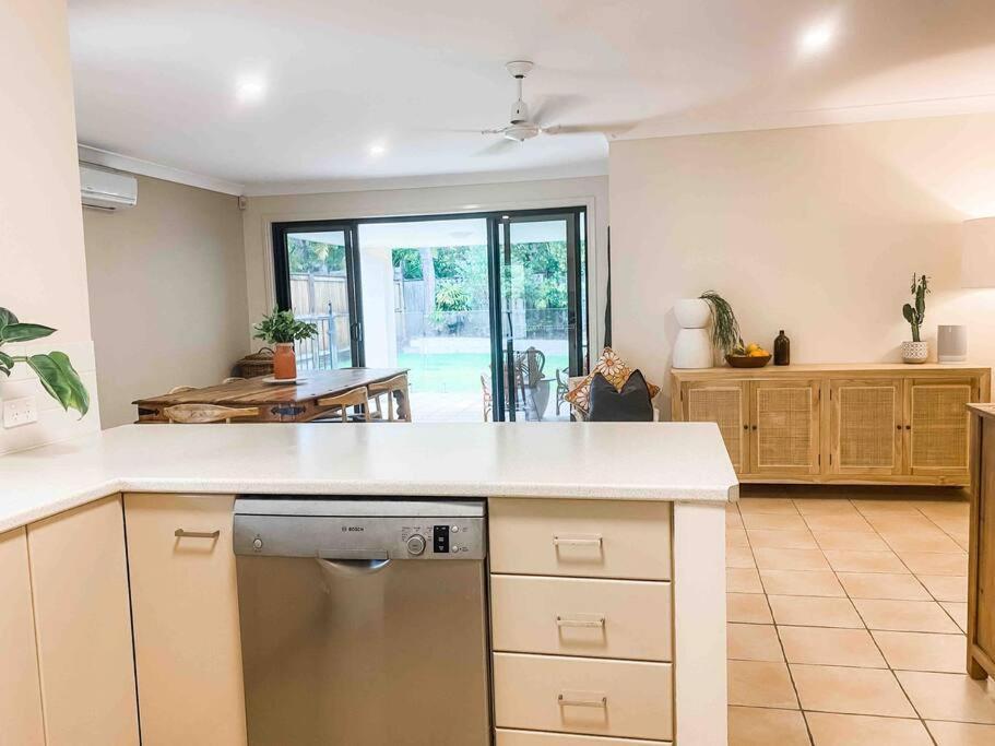 Holiday home Bright And Spacious Noosa Pad With Pool *