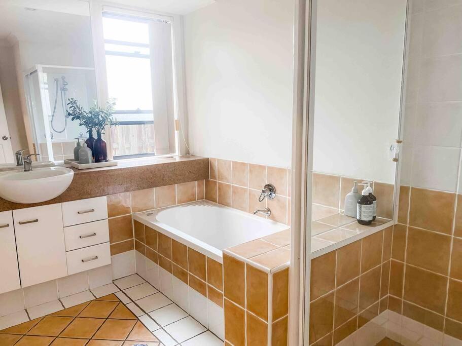 Holiday home Bright And Spacious Noosa Pad With Pool *