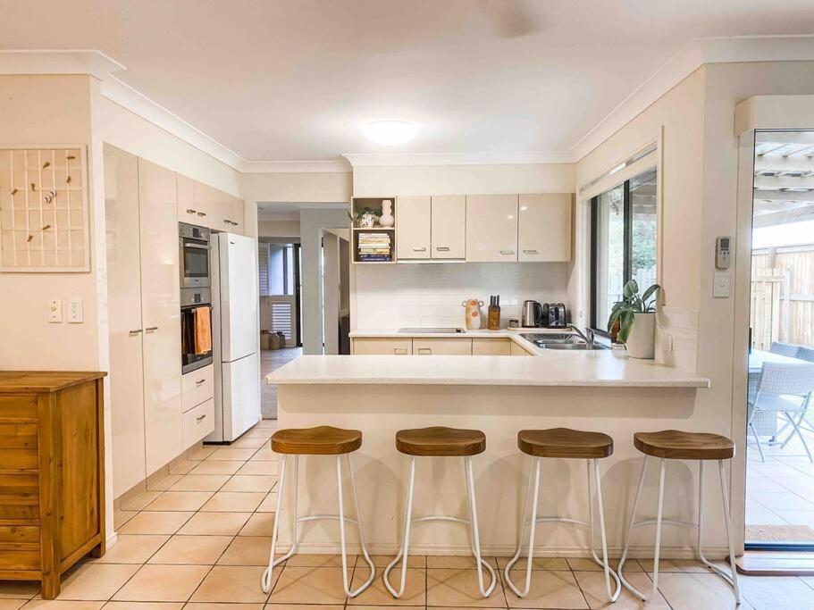 Holiday home Bright And Spacious Noosa Pad With Pool