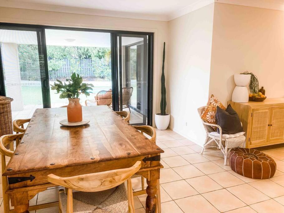 Holiday home Bright And Spacious Noosa Pad With Pool *
