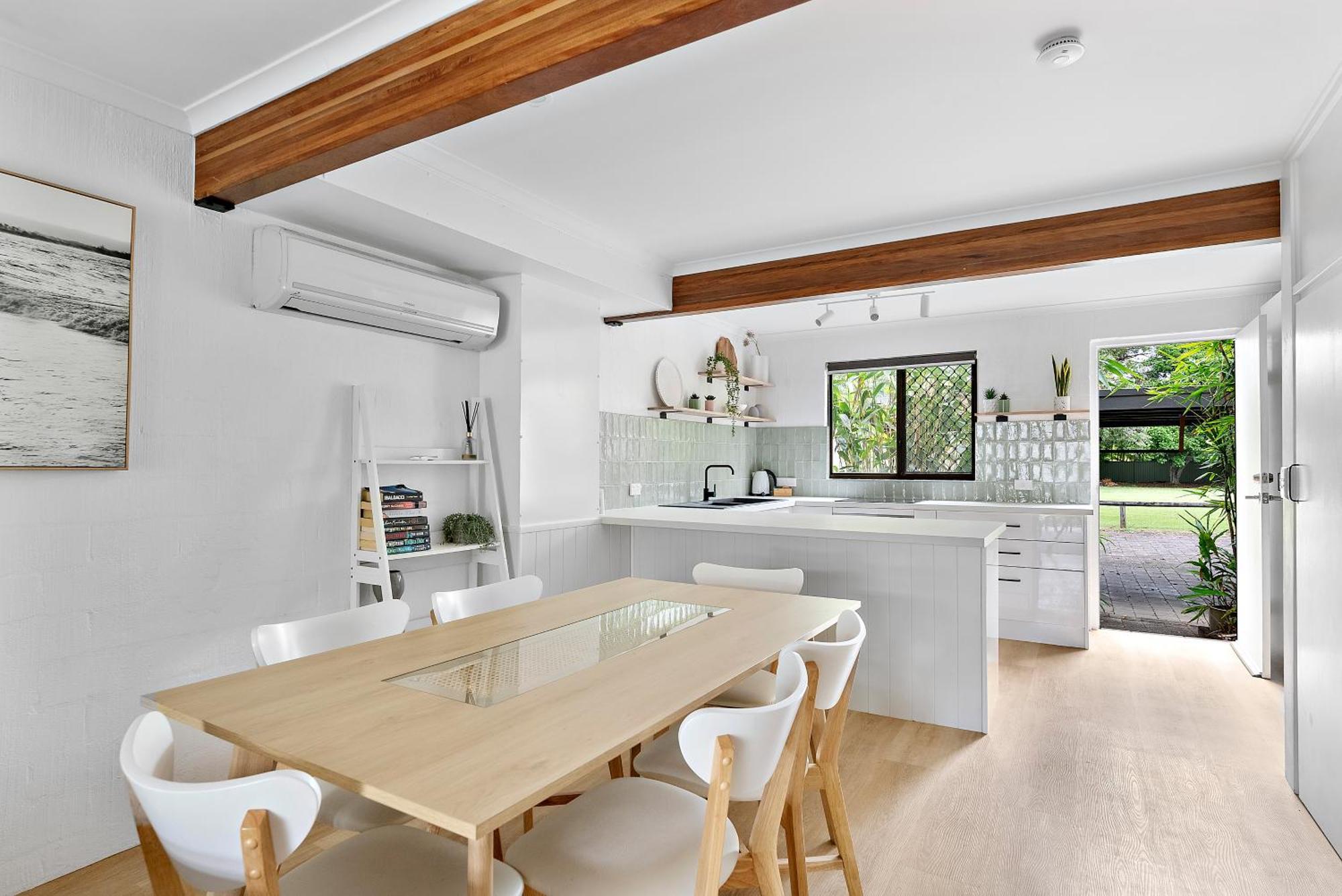 Stylish Townhouse, Private Courtyard Walk To * Noosaville