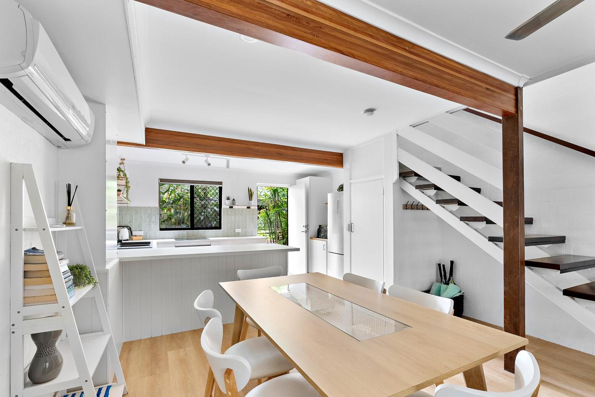 Stylish Townhouse, Private Courtyard Walk To *