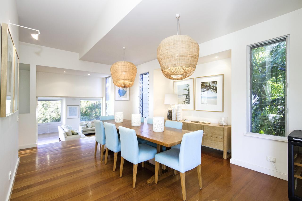Designer Haven, Pool, Walk To Beach Holiday home