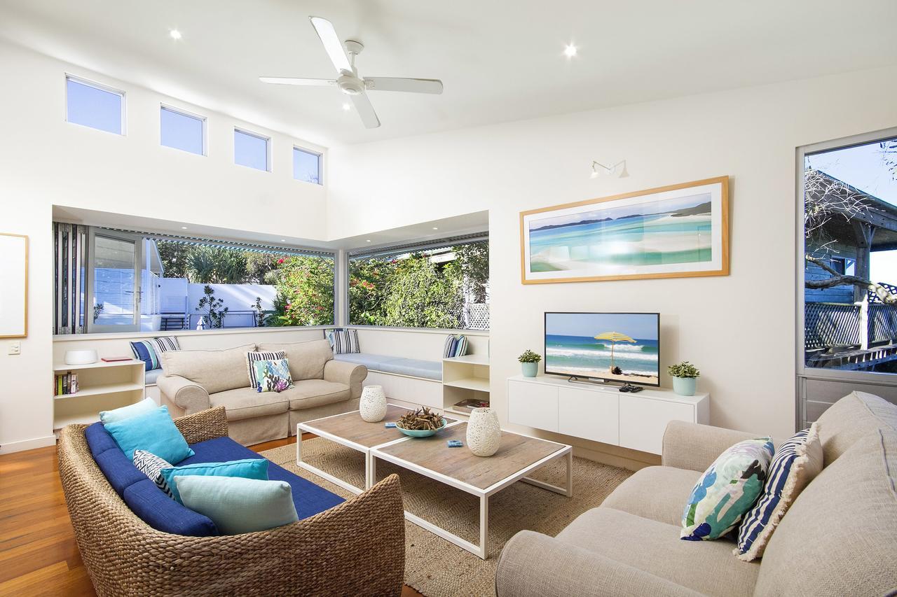 Designer Haven, Pool, Walk To Beach Holiday home