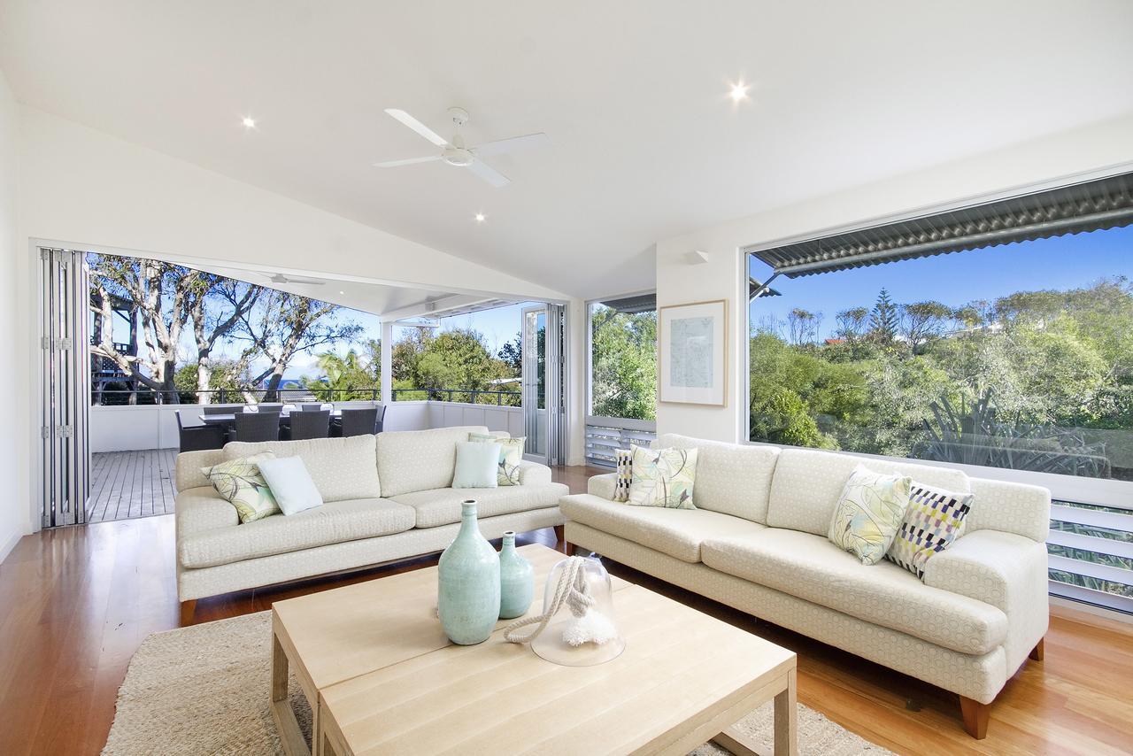 Designer Haven, Pool, Walk To Beach Holiday home *